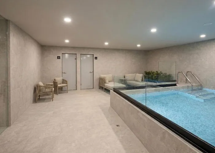 Apartment Refined Spacious Studio, Ac, Balcony, Pool & Gym
