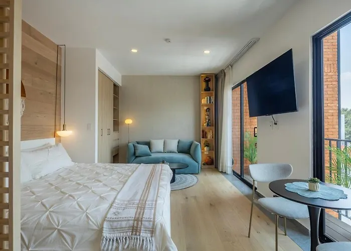 Apartment Refined Spacious Studio, Ac, Balcony, Pool & Gym *