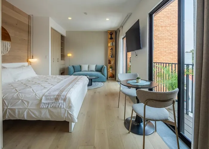 Apartment Refined Spacious Studio, Ac, Balcony, Pool & Gym *